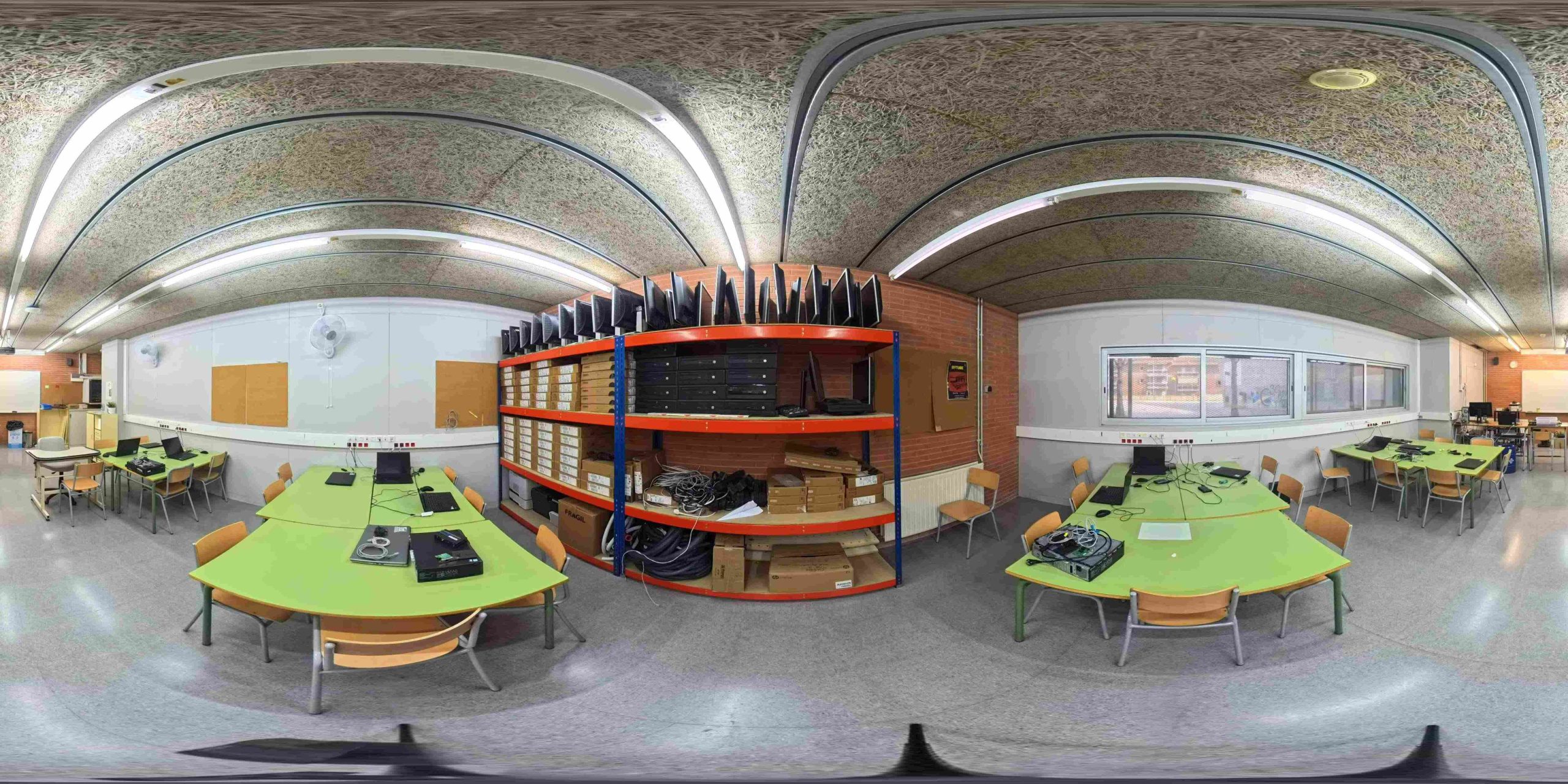 Panoràmica 5 - Magatzem i racks